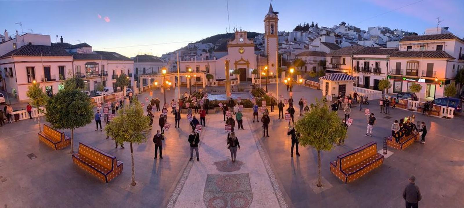 Hosteleros en la plaza de la Constitución pradense