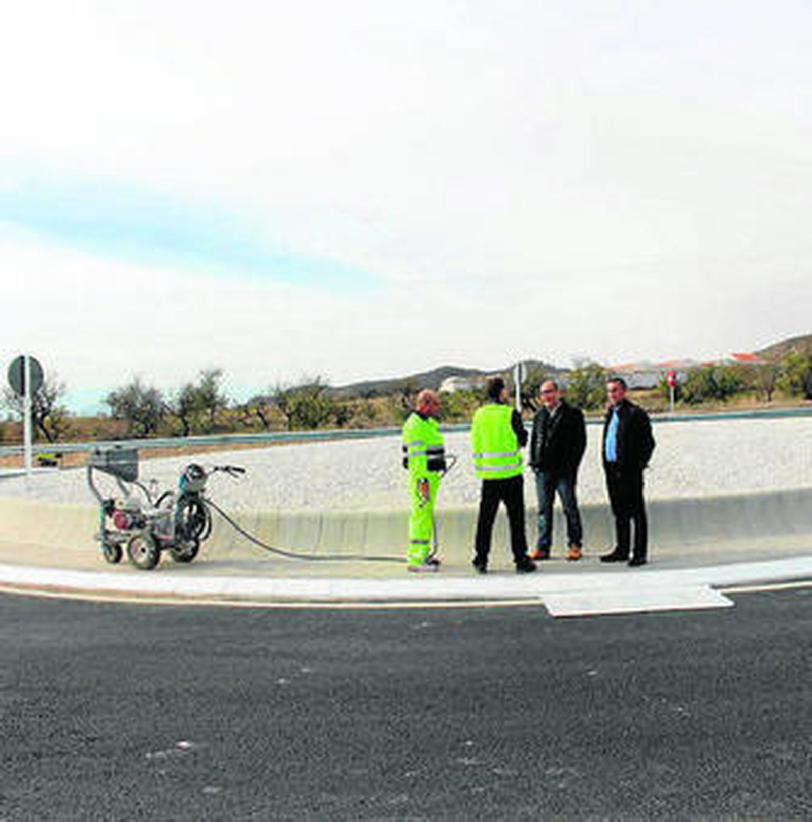 El alcalde y el concejal de Pedanías supervisan el final de los trabajos.