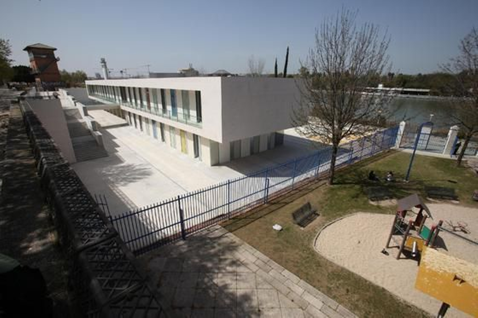 Vista general del entorno de la biblioteca con el río Guadalquivir al fondo.

Foto: José Ángel García