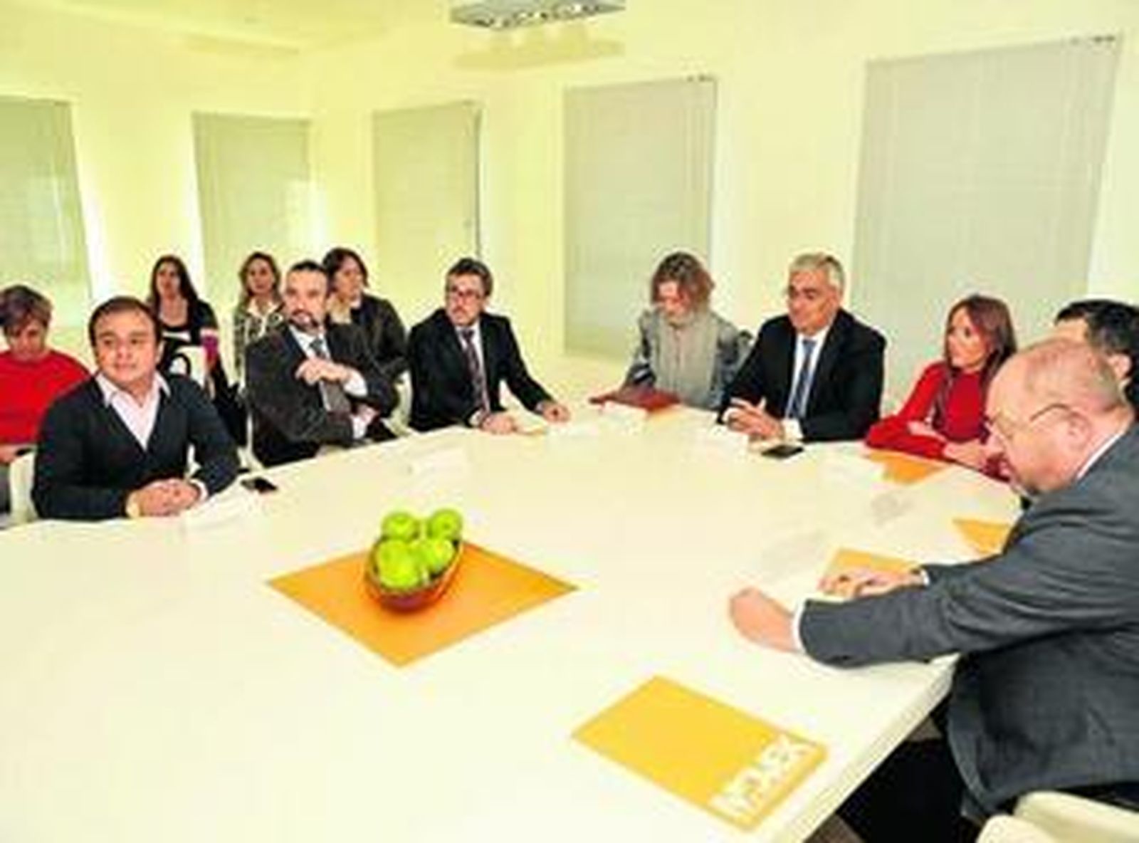 El consejero de Empleo, de la Junta, presidió ayer una reunión de trabajo en el Centro Tecnológico de Ubrique.