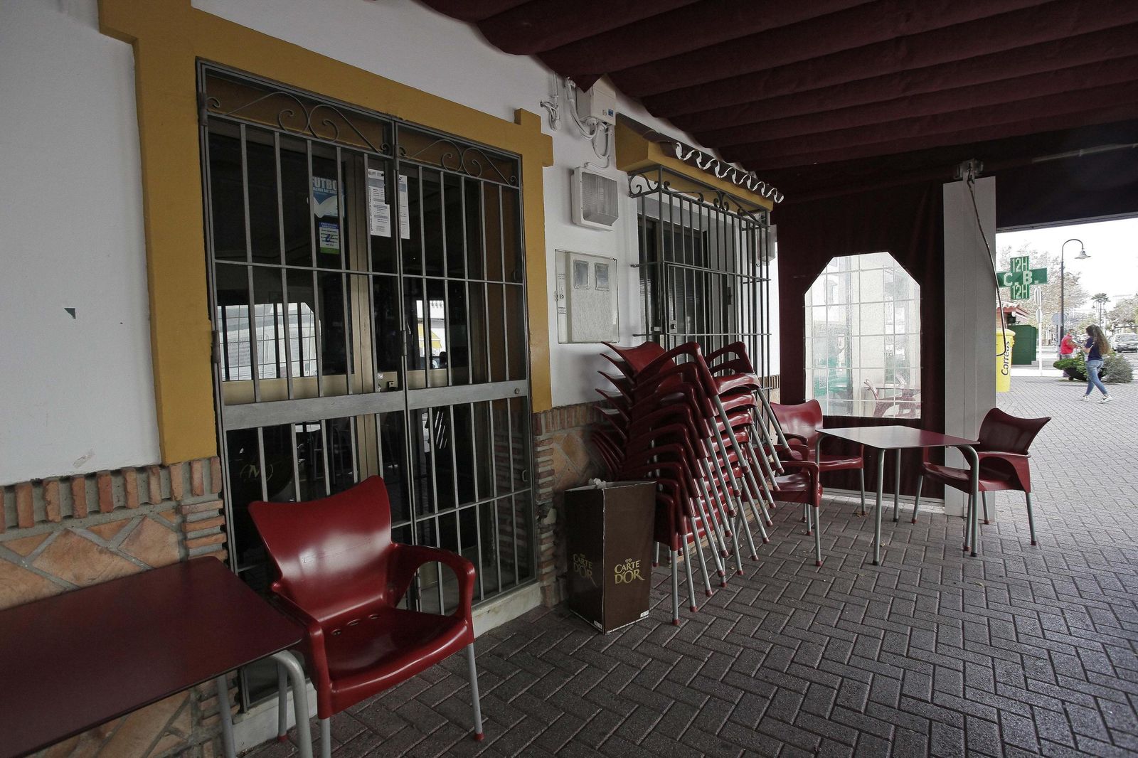 Sillas apiladas a las puertas de un bar en Palmones