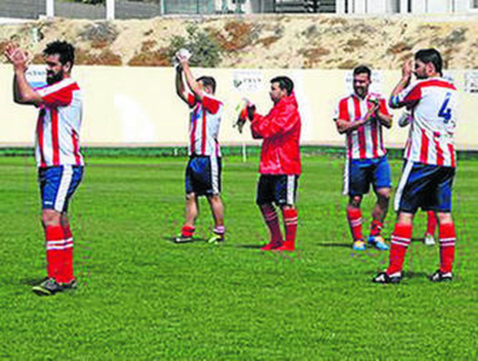 Jugadores rojiblancos aplauden a sus aficionados que fueron a Antas.