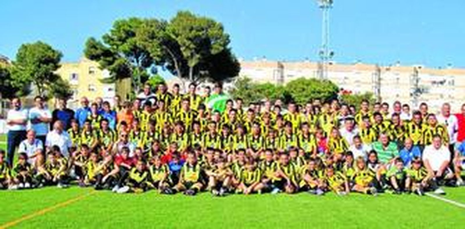 La familia bazanera, con sus cinco equipos posan felizmente sobre el césped del Municipal de Sacramento al finalizar la presentación.