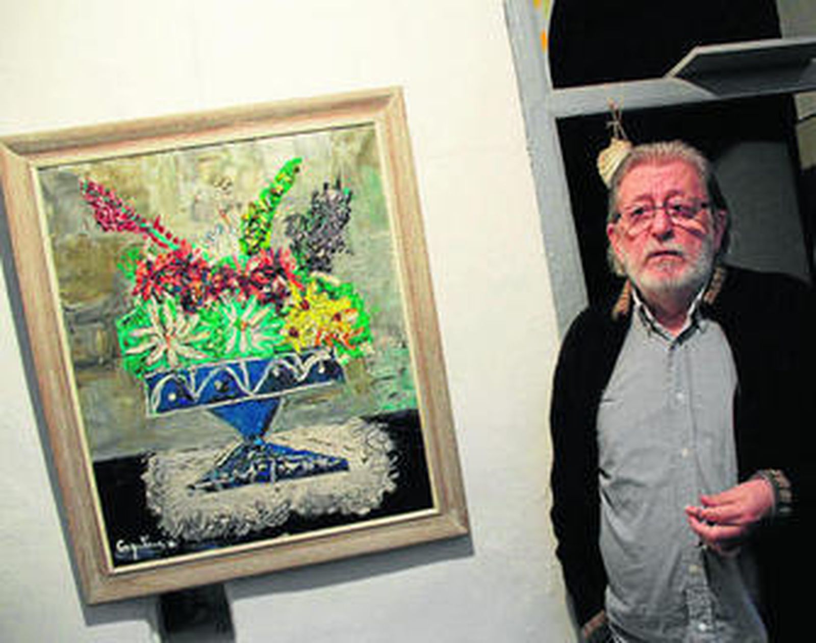 Pablo del Barco, junto al cuadro que Cayetana de Alba pintó en 1964.