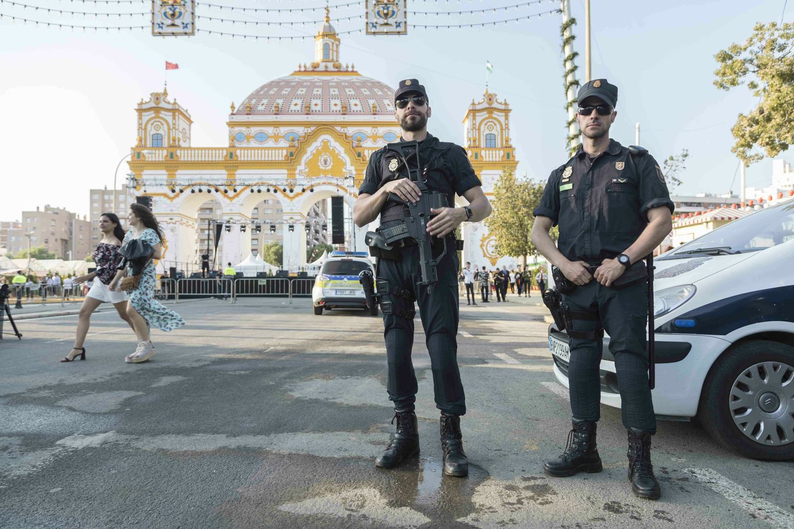 Patrulla policial en las inmediaciones de la portada, horas antes del alumbrao.