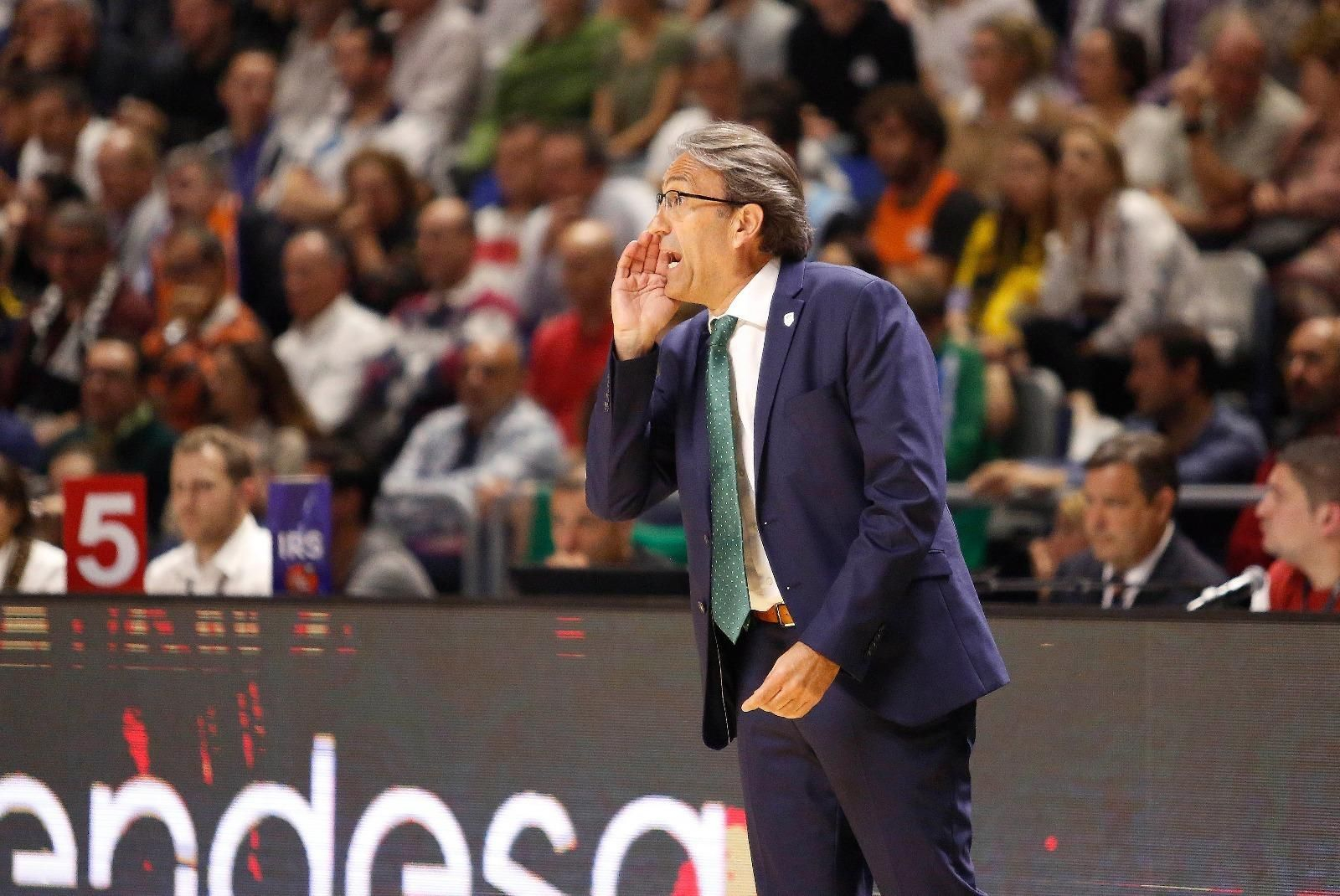 Casimiro da indicaciones durante el partido.