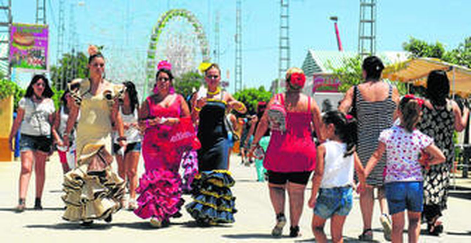Mujeres, ayer tarde, paseando por el recinto ferial de La Magdalena.