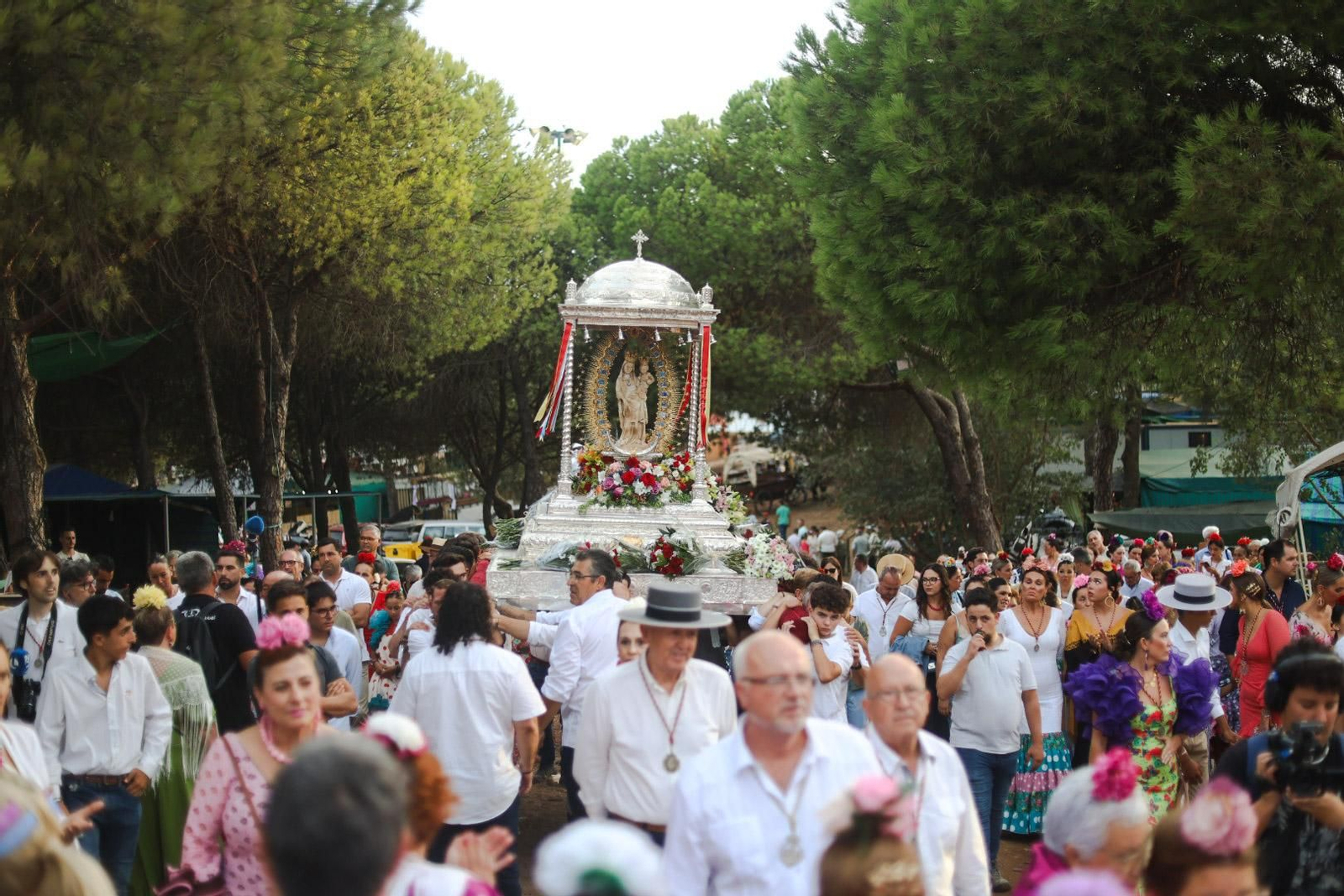Imágenes de la procesión de Nuestra Señora de los Milagros, patrona de Palos de la Frontera, en la romería en el pinar de La Rábida