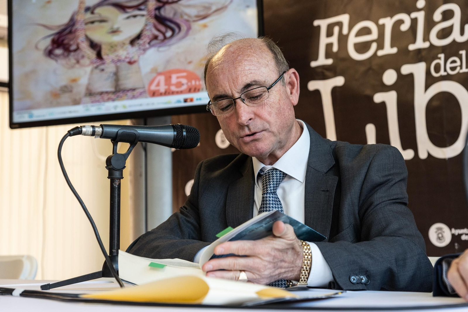 Manuel Ortega lee un capítulo de su novela ‘La confabulación de los astros’.