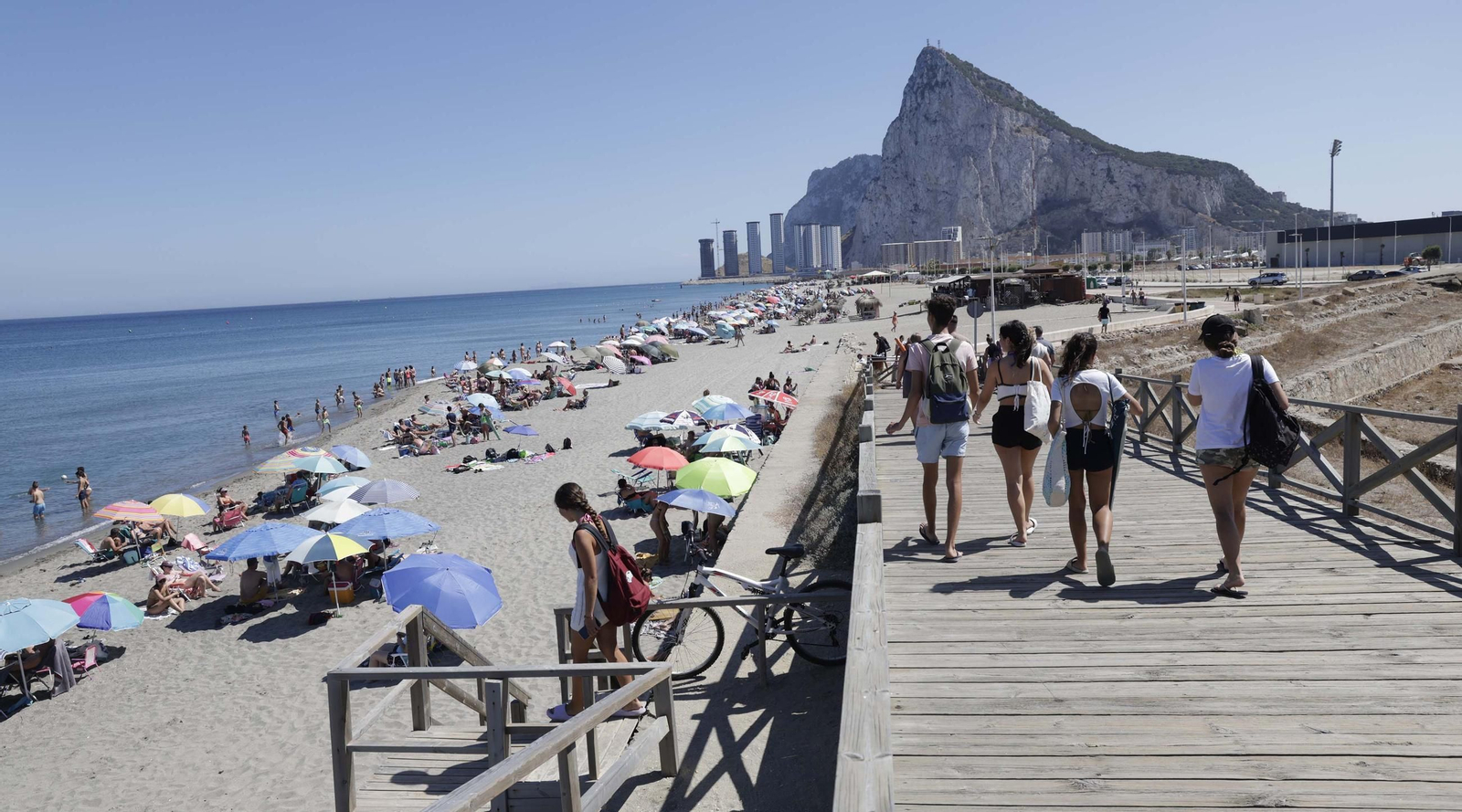 Fotos del primer domingo de julio en las playas de La Línea"