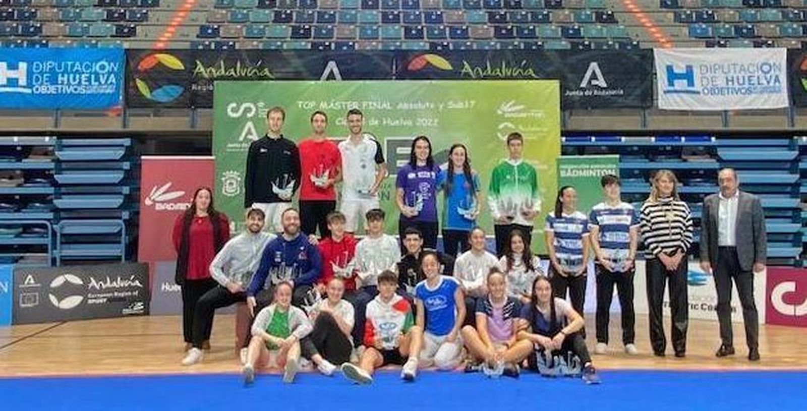 Los medallistas posan con sus trofeos en el Palacio Carolina Marín de Huelva.