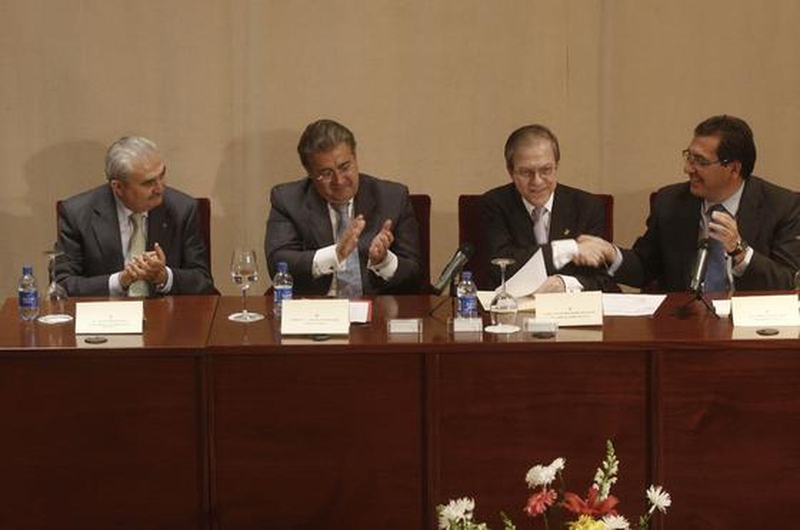 Las autoridades en el acto.

Foto: B. Vargas