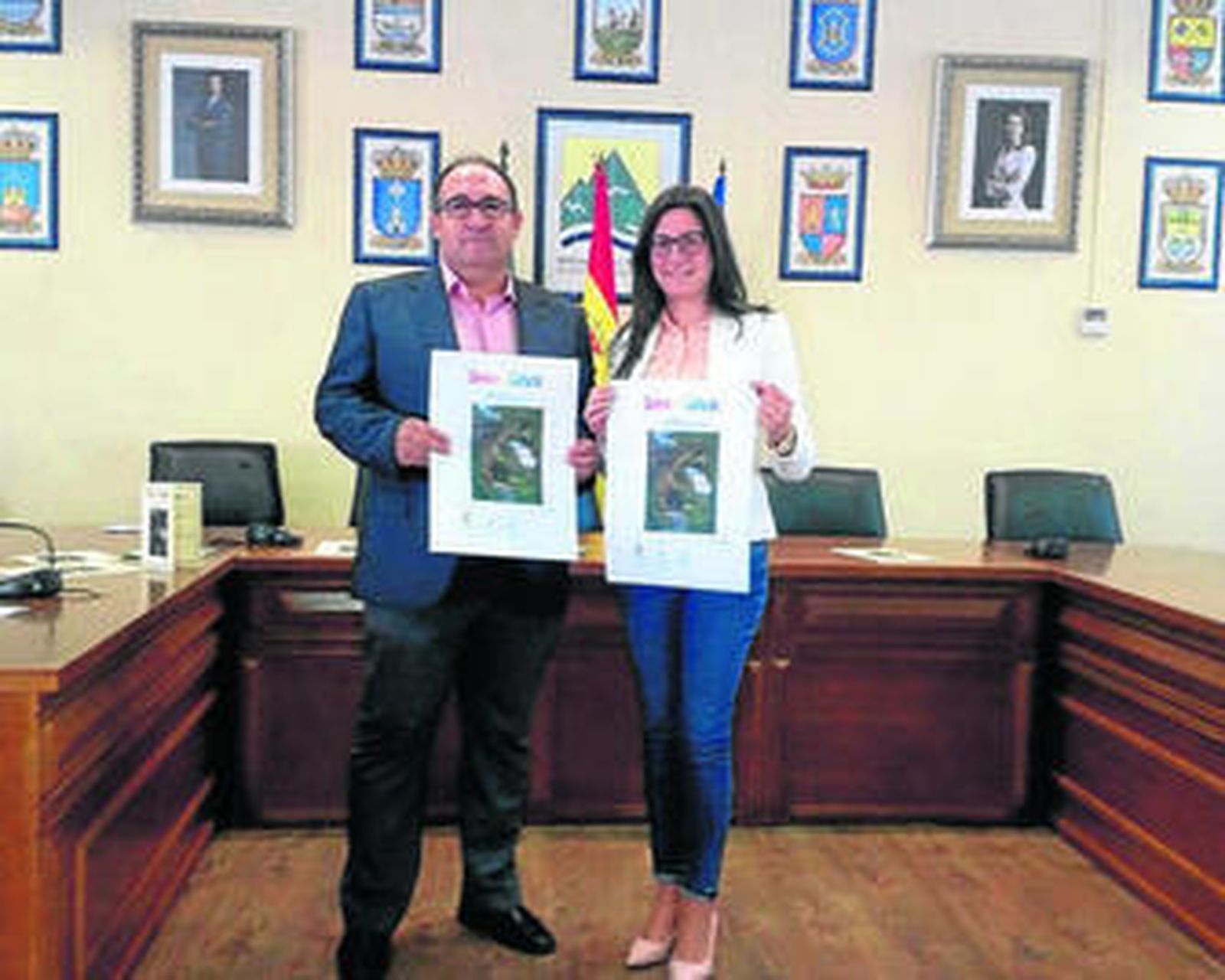 La alcaldesa de Árchez y el presidente de la Mancomunidad de la Axarquía.