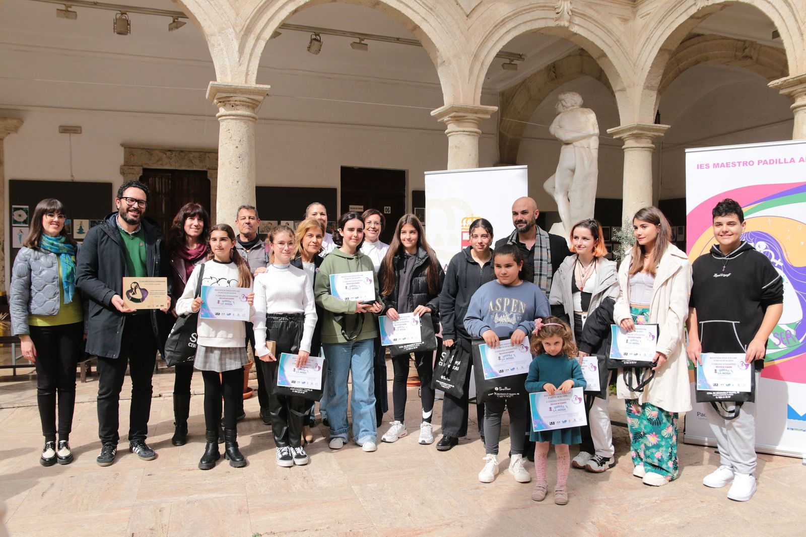 Paola Laynez junto a Cristóbal Díaz, María José Ferrer y Sergi Regal y las personas premiadas en este Certamen en la Escuela de Arte ‘Carlos Pérez Siquier.