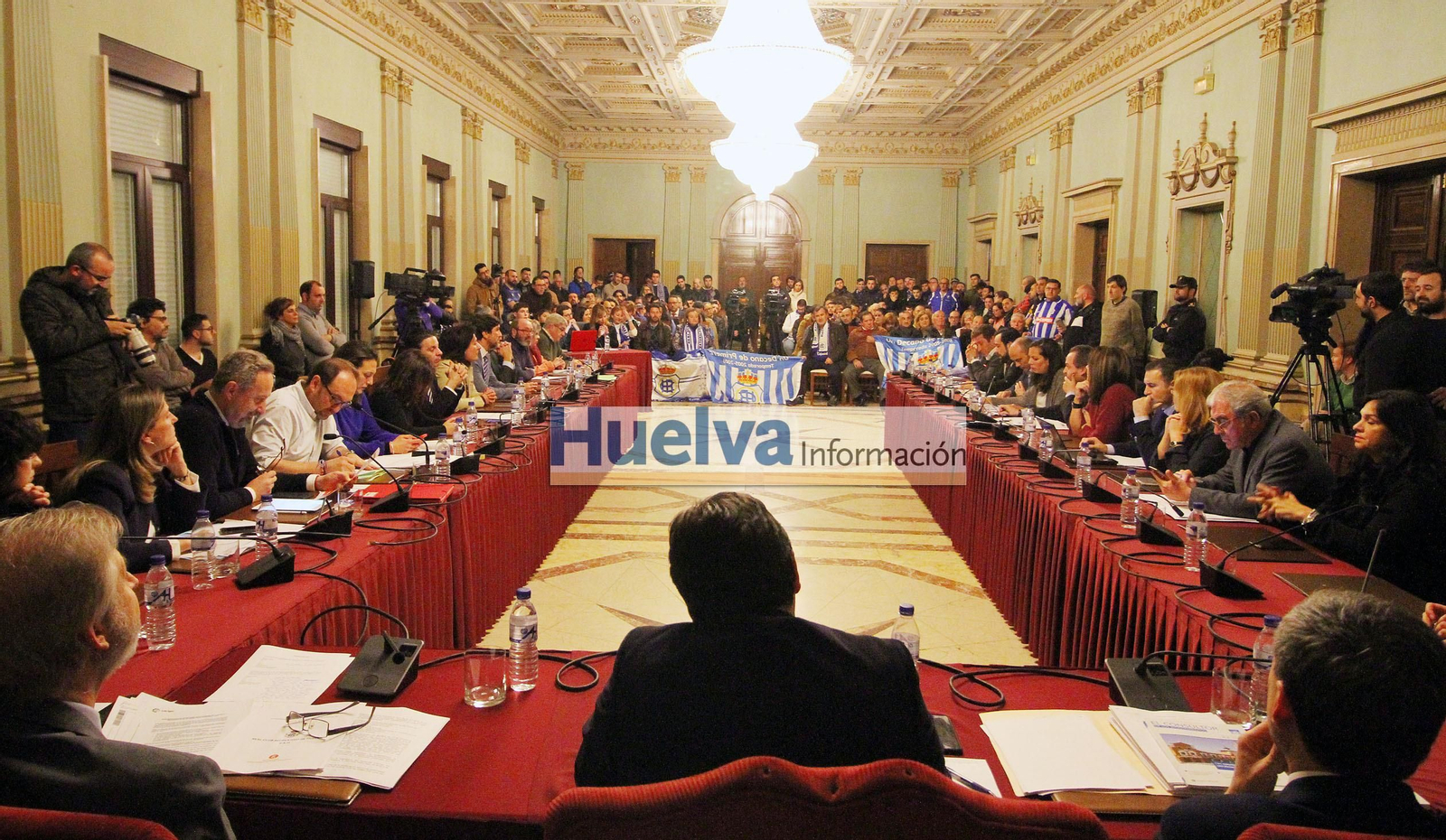 Imágenes del pleno en el ayuntamiento de Huelva para aprobar el pago de la deuda del Recre con Hacienda.