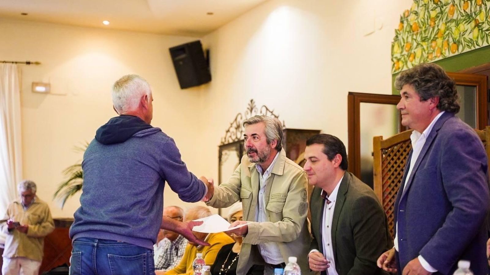 El presidente de la GMU entrega los títulos de propiedad.