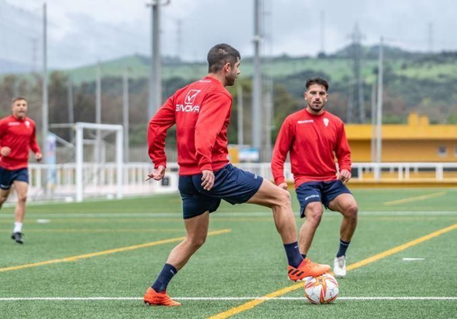 Roni pisa el balón ante Borja.