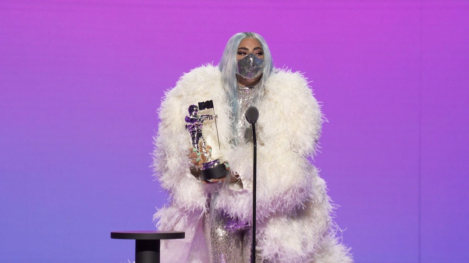 Lady Gaga, recogiendo uno de los premios de la gala.