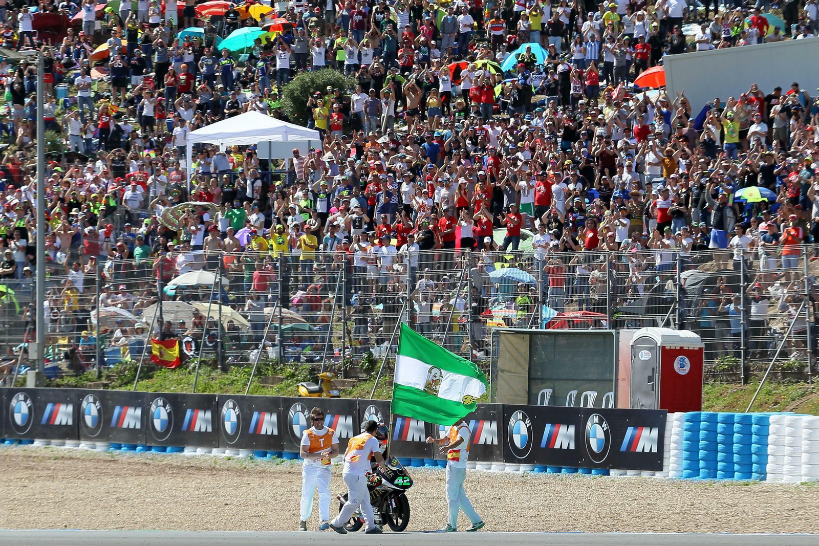 El piloto de Conil celebrando su tercer puesto en Jerez en la prueba del pasado año.