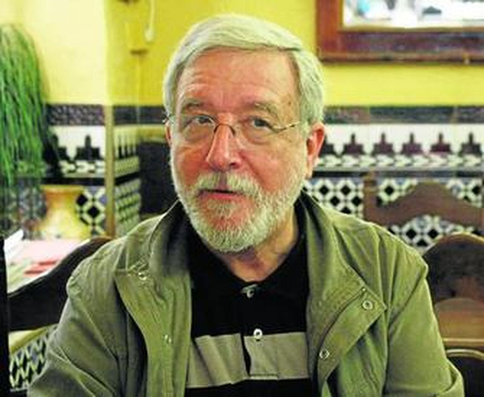 Justo Ruiz, en La Pajarita, bar de la calle Baños, en la que está el antiguo cuartel del Carmen.