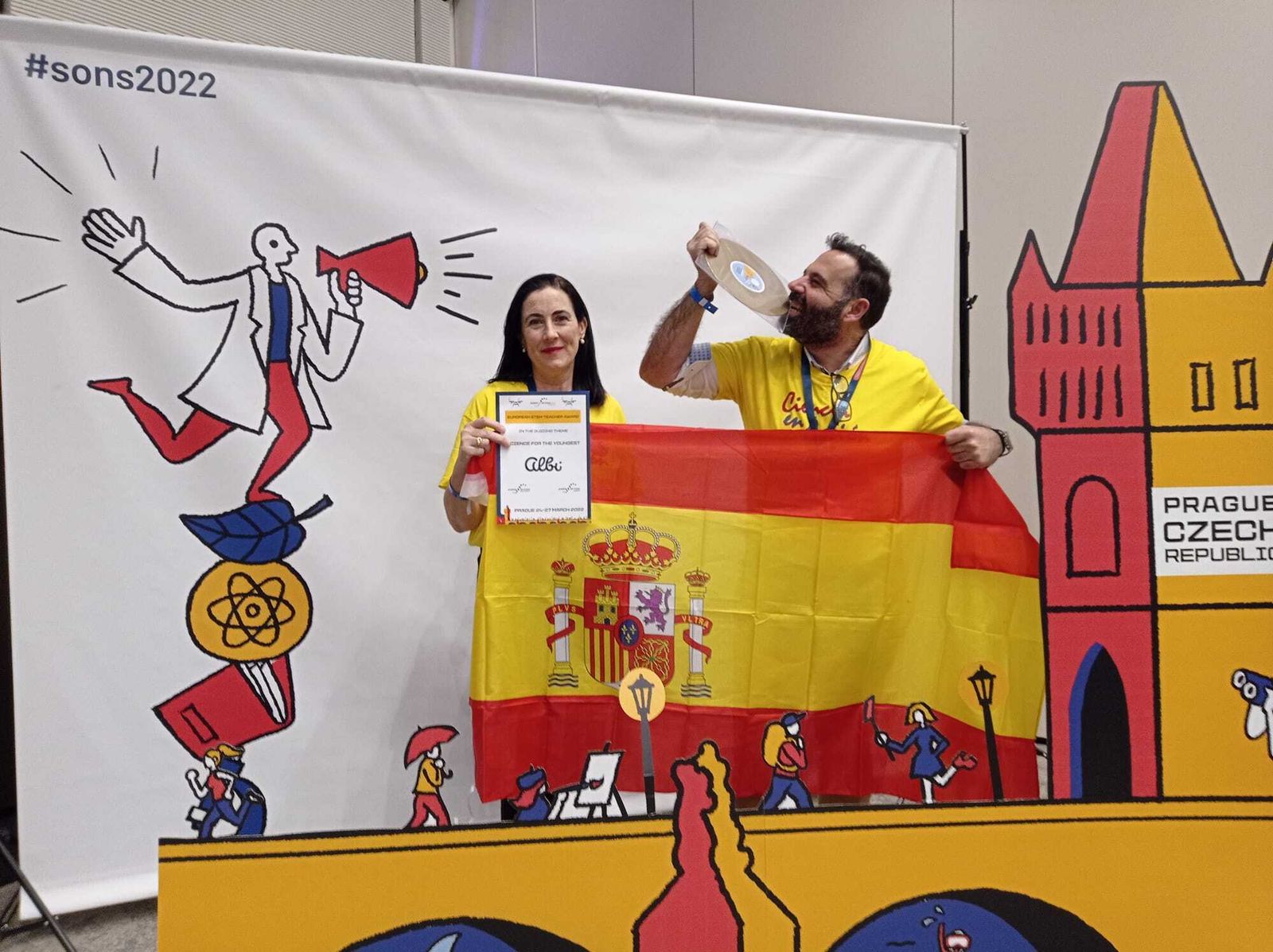 Pilar Orozco y Juan Prieto, con el premio.