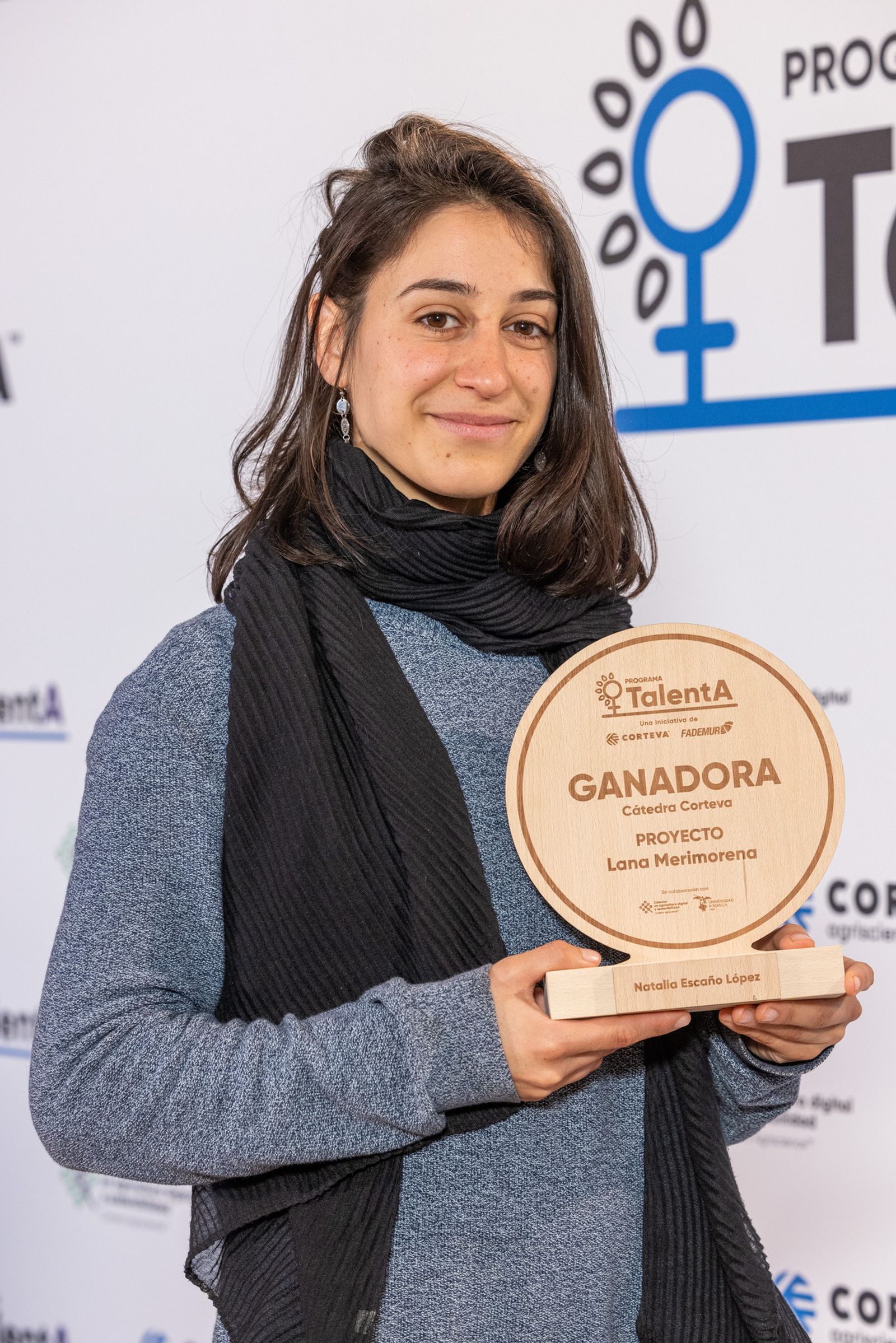 Natalia Escanio con el premio TalentA de Corteva y Fademur .