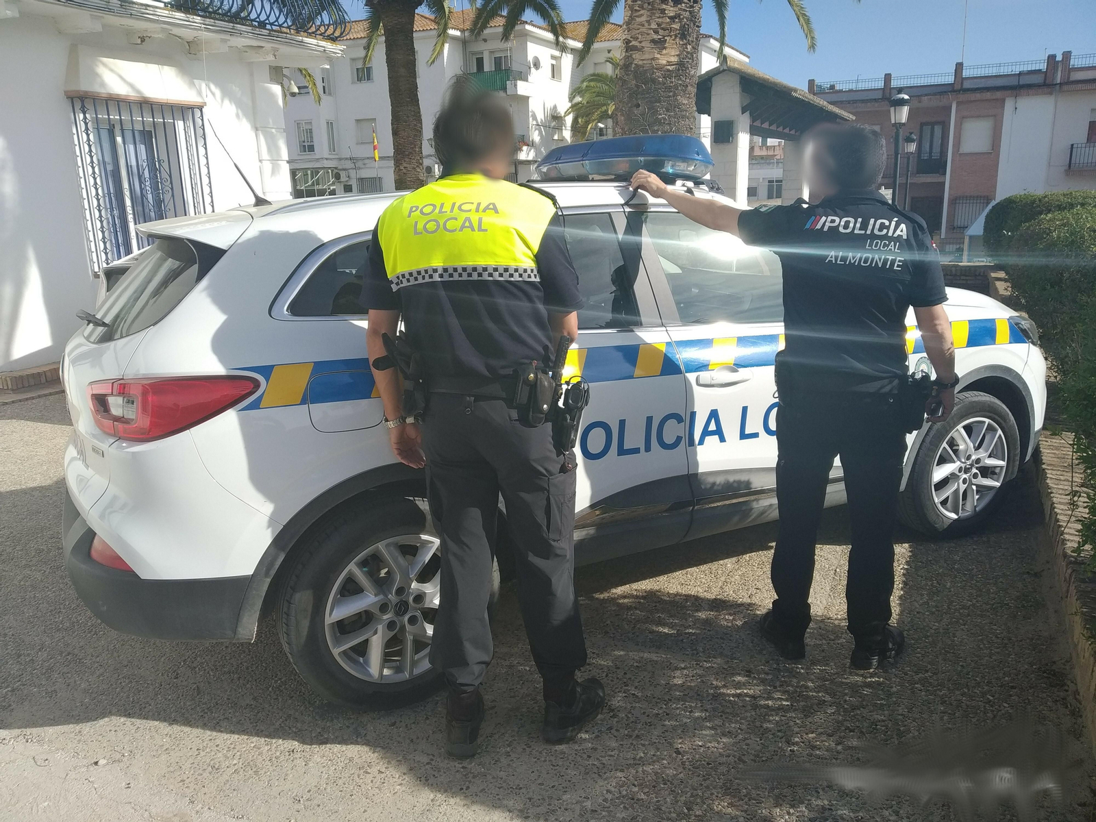 Dos agentes de la Policía Local de Almonte junto a uno de los vehículos no homologados. Dos agentes de la Policía Local de Almonte junto a uno de los vehículos no homologados.
