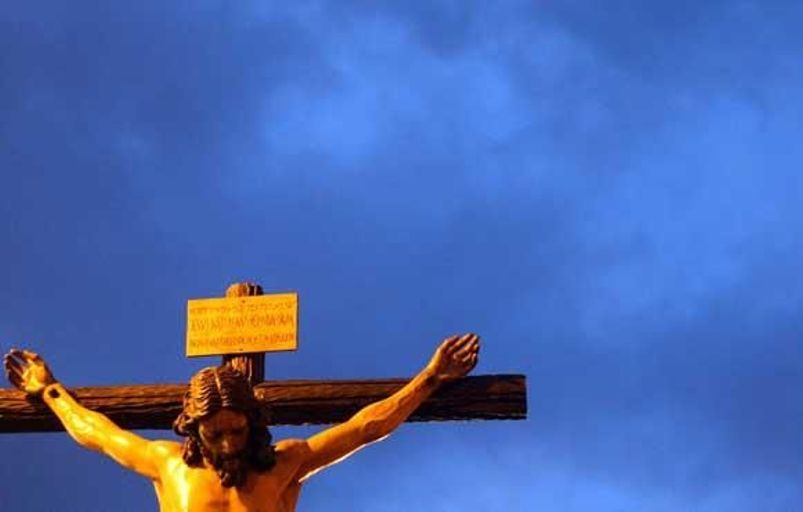 El Cristo del Silencio clavado en su cruz, con el cielo de La Línea de fondo

Foto: J.M.Q./Shus Teran/Erasmo Fenoy/Paco Guerrero