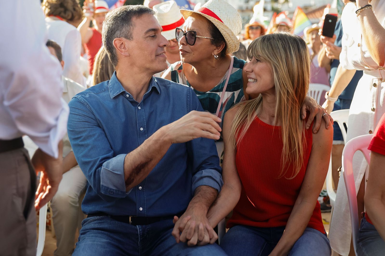 Pedro Sánchez, junto a Begoña Gómez, su esposa, en el reciente mitin del PSOE en Benalmádena.