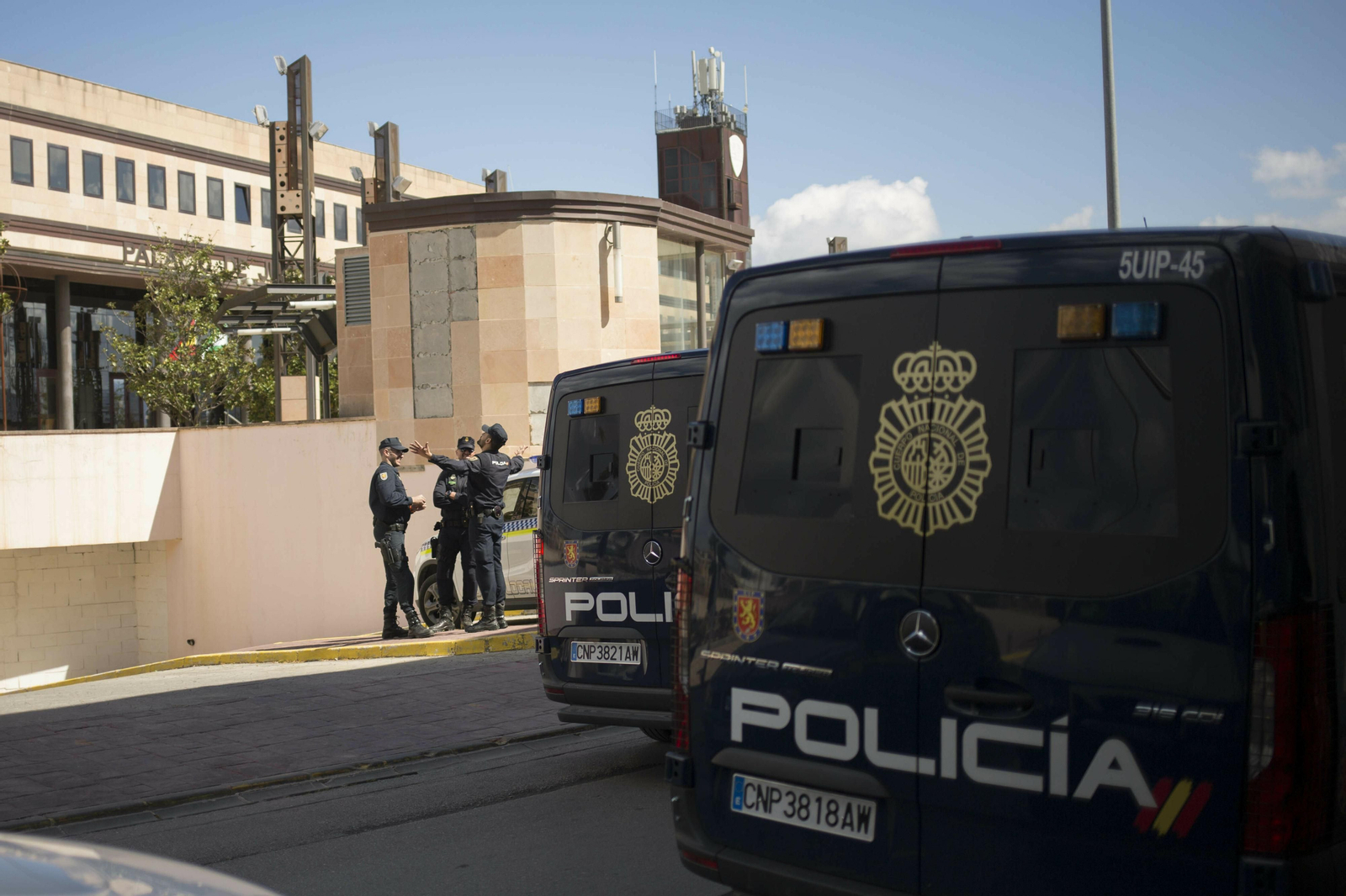 Agentes de la Policía Nacional. Agentes de la Policía Nacional.