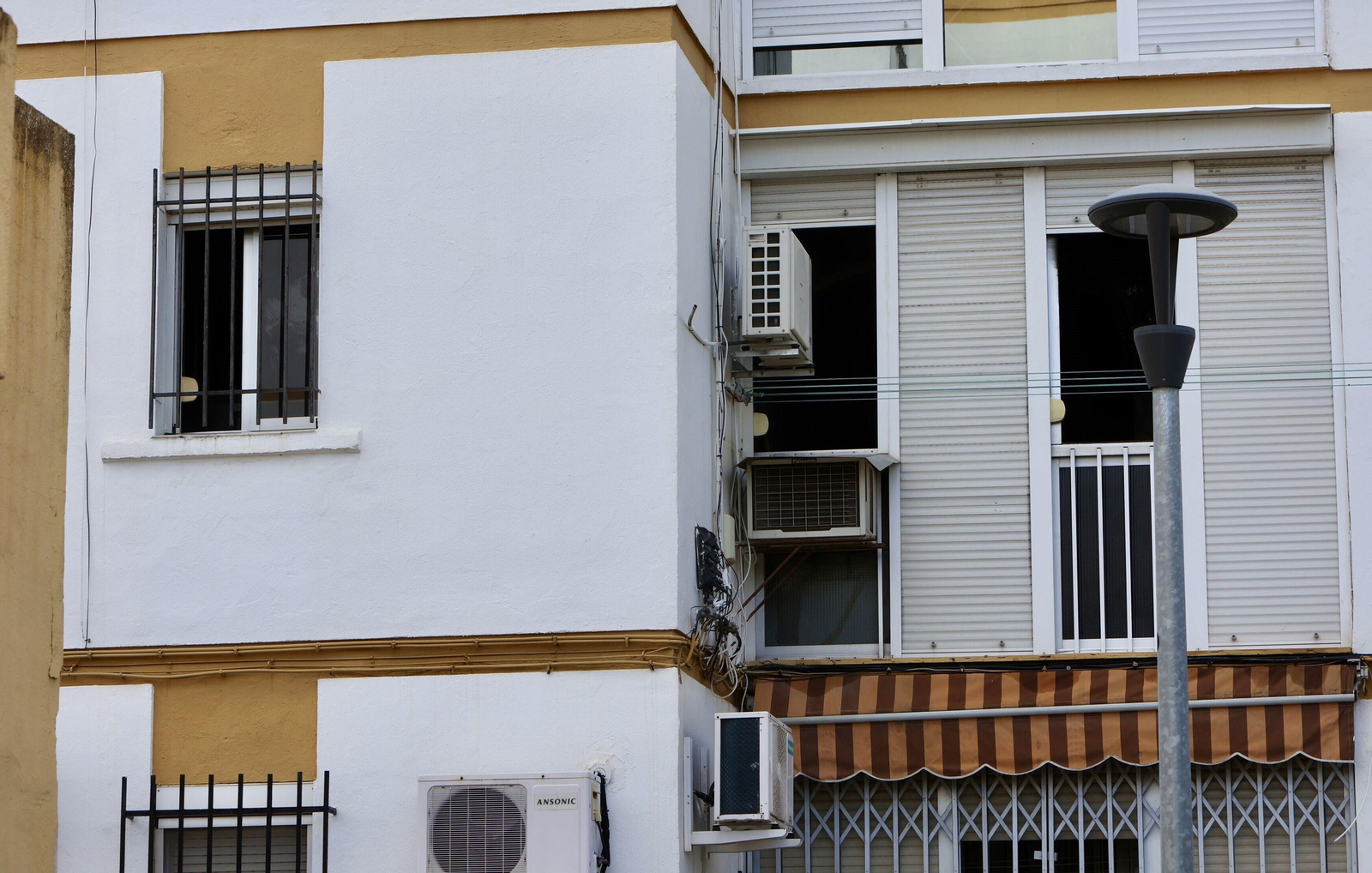 Fotogalería del incendio en Pino Montano que se ha saldado con cuatro heridos graves en Sevilla