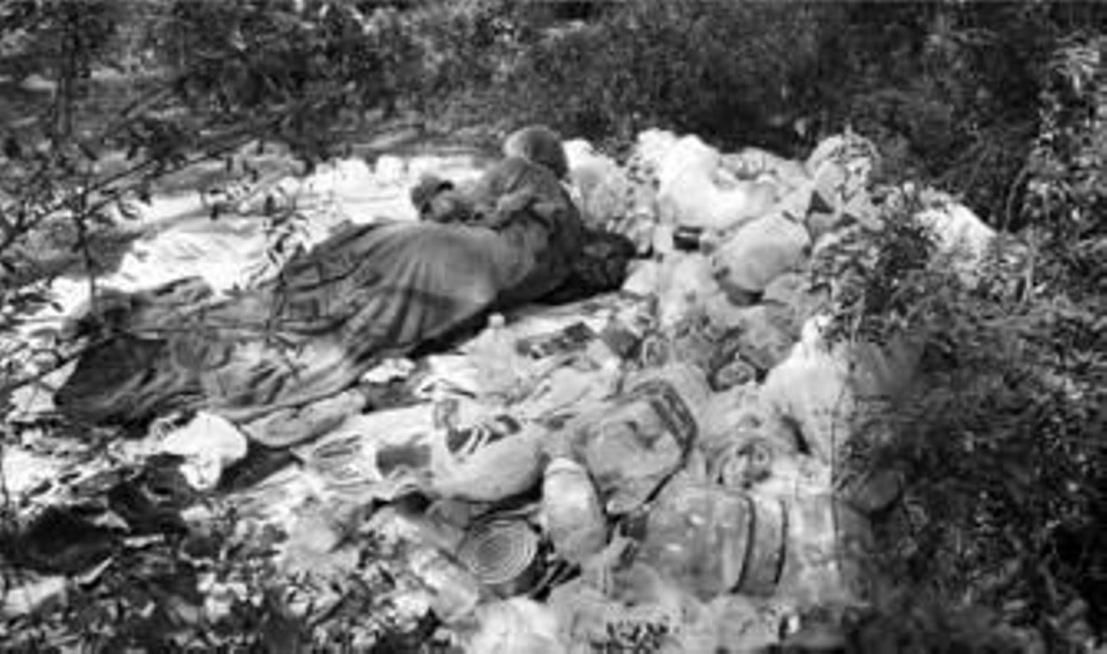 Angel B.M., ayer en el interior del pinar de las Dunas de San Antón leyendo tranquilamente el periódico sobre un montón de basura.