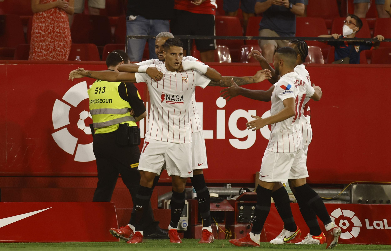 Eric Lamela celebra uno de sus goles con En-Nesyri, Óscar Rodríguez y Koundé.