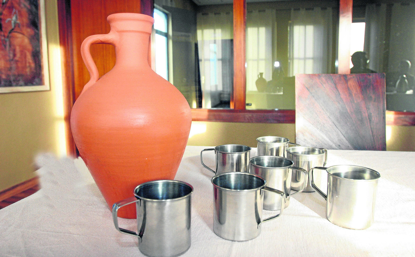 La Tertulia Cofrade 'El Aguaó' y el jarrillo para el pregonero del Consejo