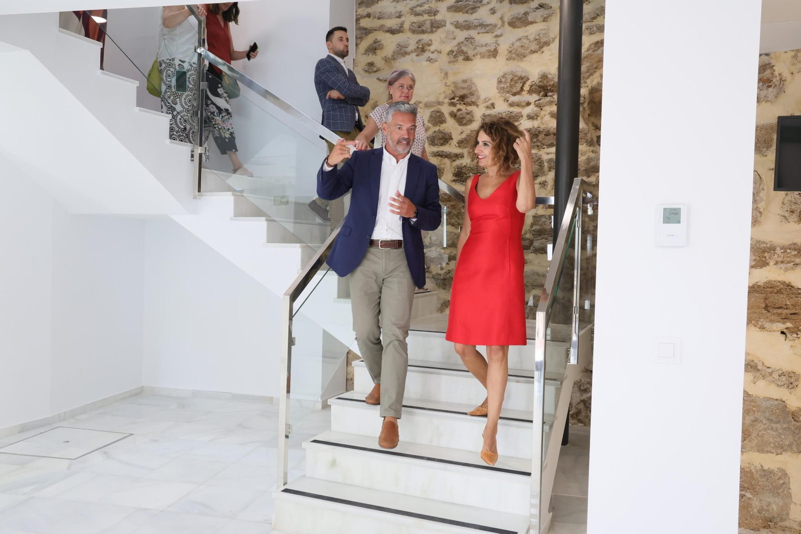 El alcalde de Rota, José Javier Ruiz Arana, junto a la vicepresidenta del Gobierno, María Jesús Montero, en la visita al antiguo edificio del Ayuntamiento.