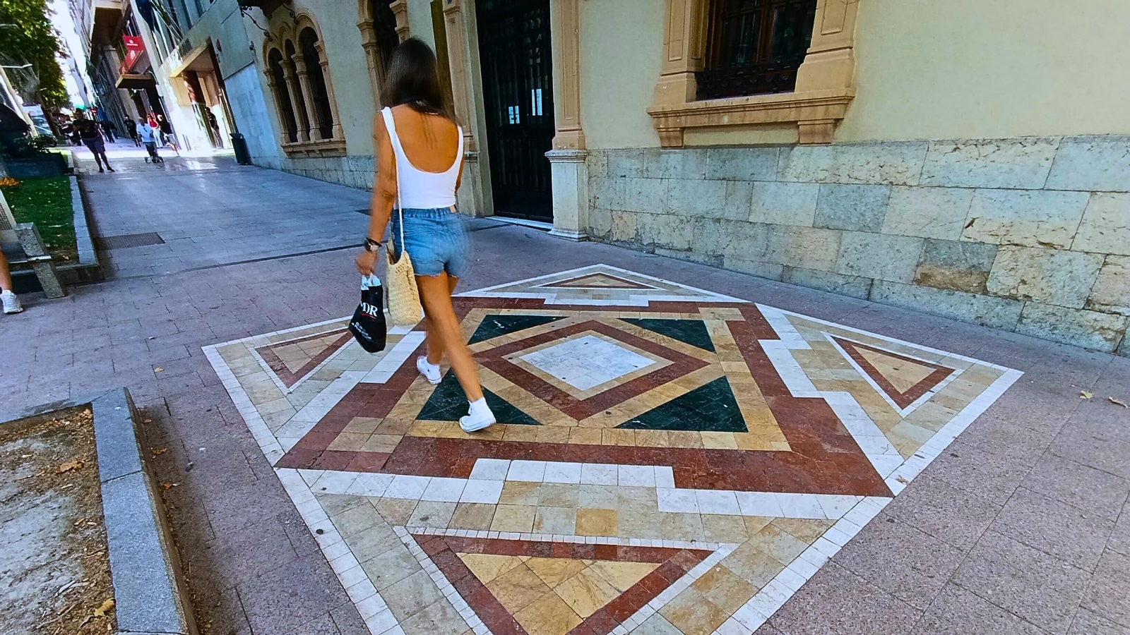 El Paseo de la Estación cuenta con solería en mármol que toman su forma de las cuatro bóvedas de la Catedral de Jaén.