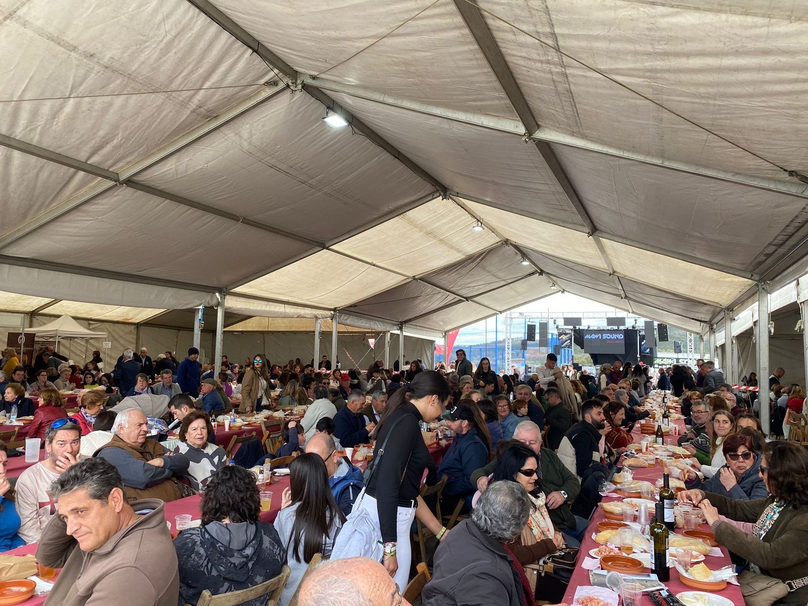 El mayor cocido del mundo cocinado en Jabugo, en imágenes.