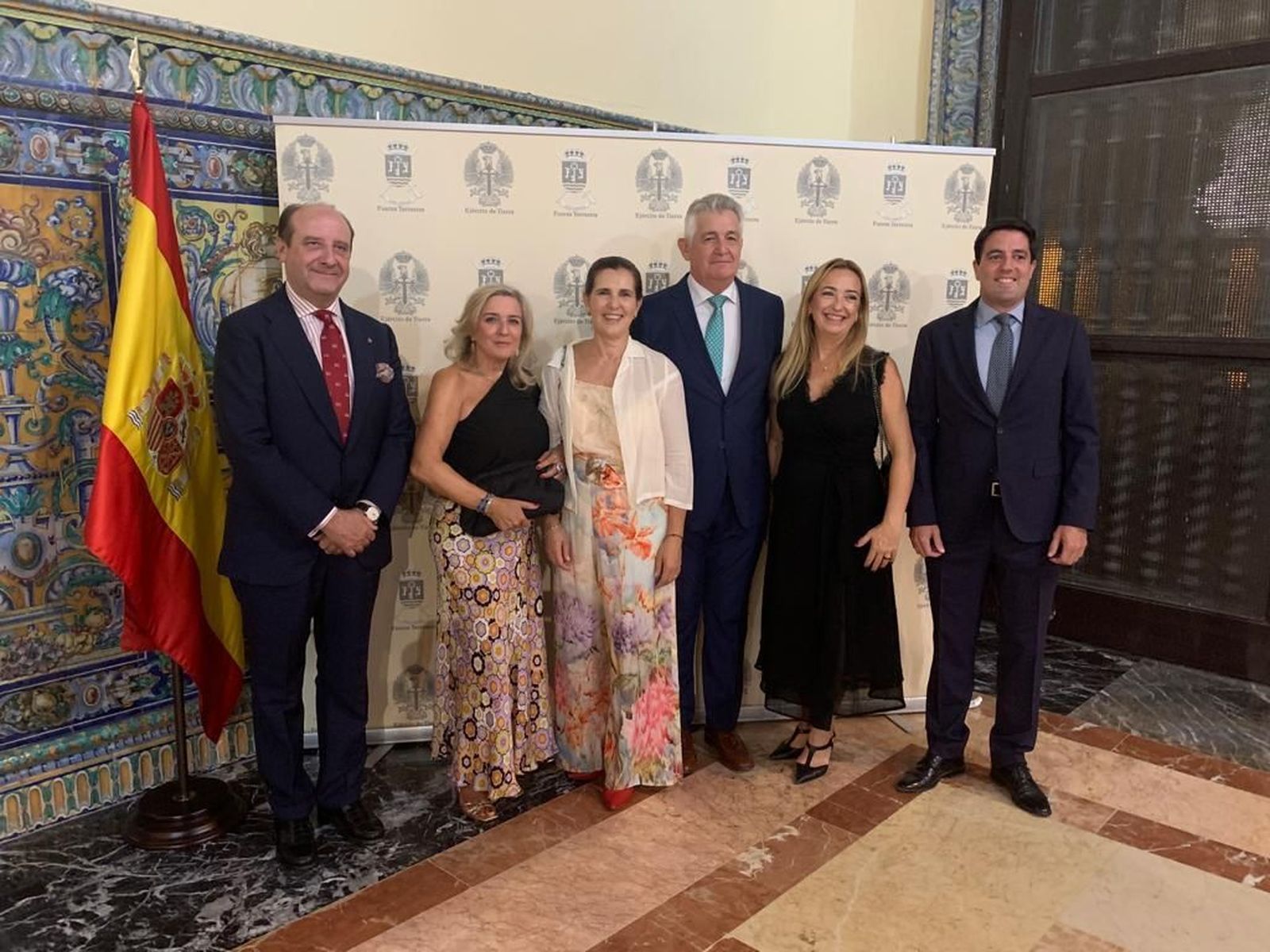 El hermano mayor del Baratillo, Luis Fernando Rodríguez, y el medalla de oro de la cofradçías, Joaquín Moeckel, en la despedida del teniente general José Rodríguez como jefe de la Futer.