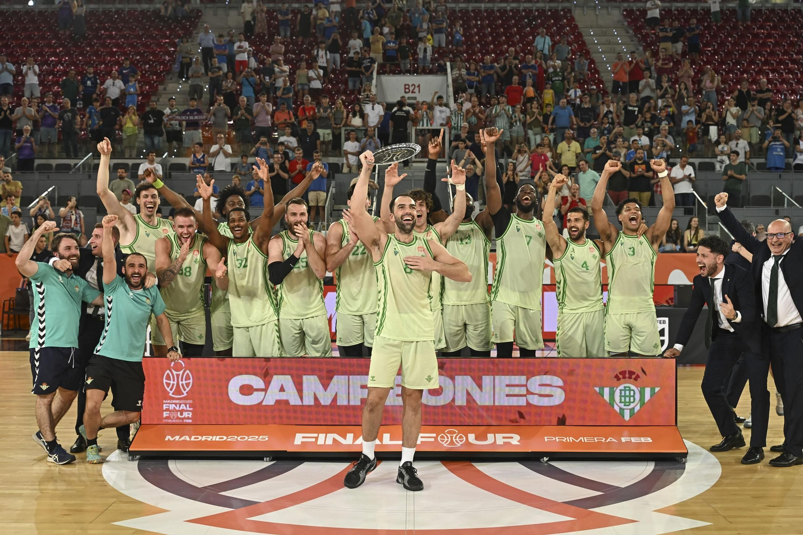 Los sevillanos celebran el ascenso que de momento no han materializado