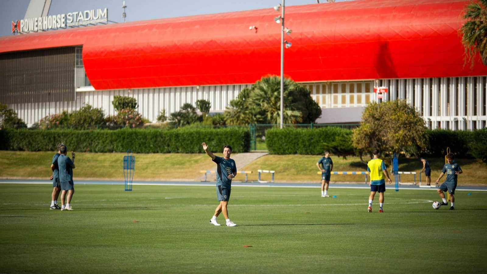 Rubi saluda en el primer día de su segunda etapa al frente de la nave rojiblanca