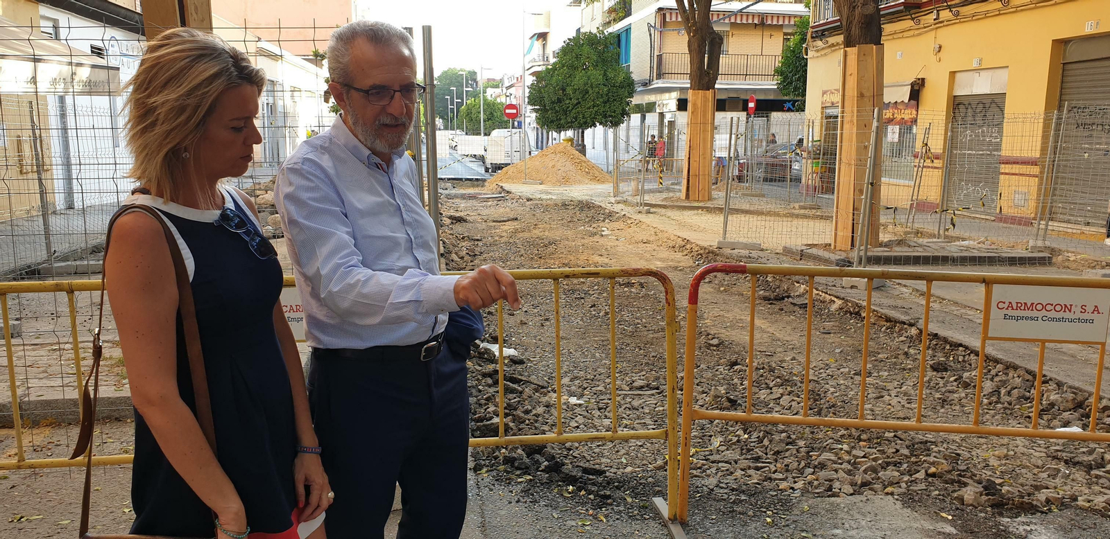 El delegado del distrito, Juan Manuel Flores, durante la visita a la calle.