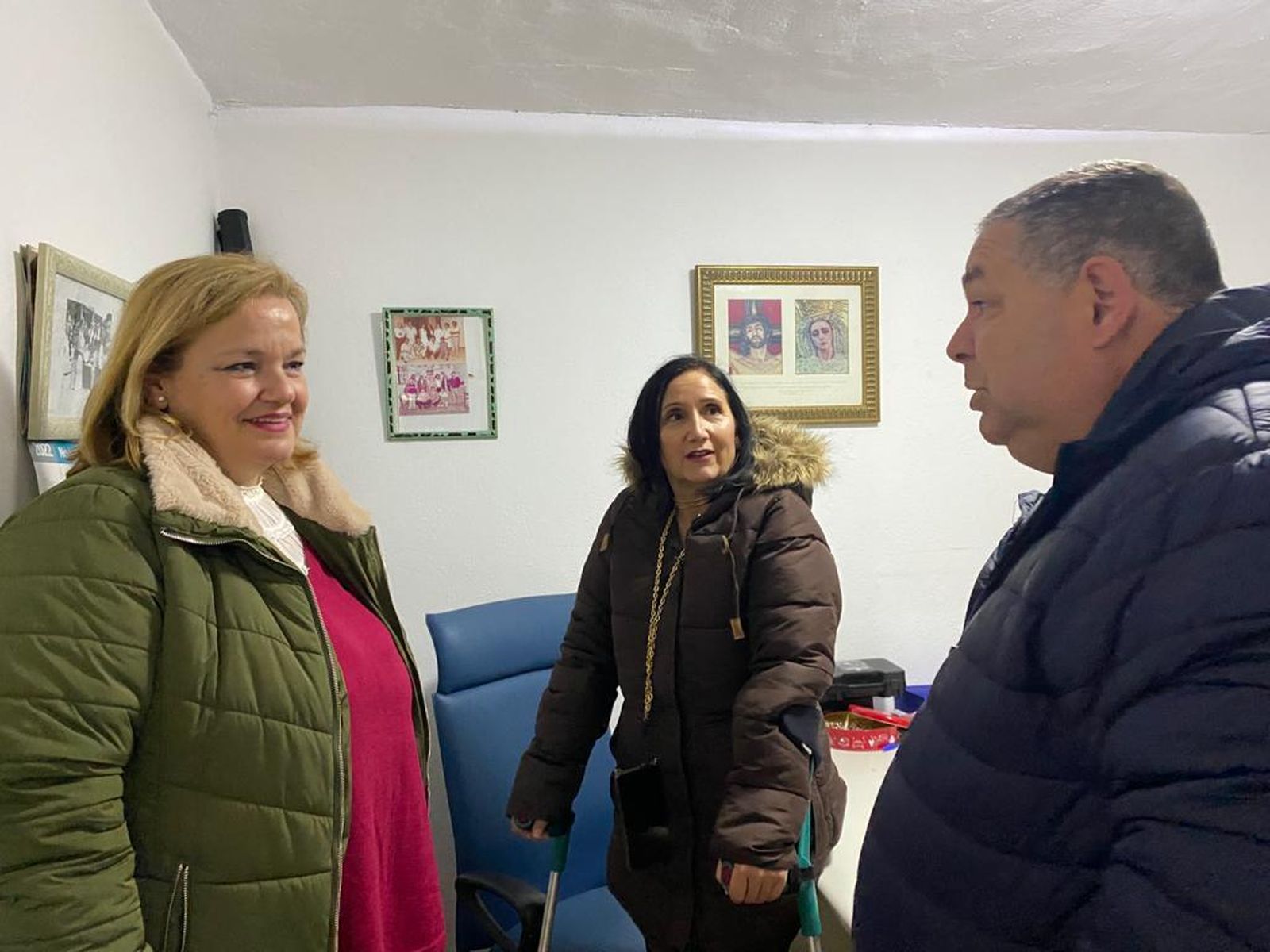 María José De Alba y Malu del Río, con representantes de la asociación de vecinos La Casería.