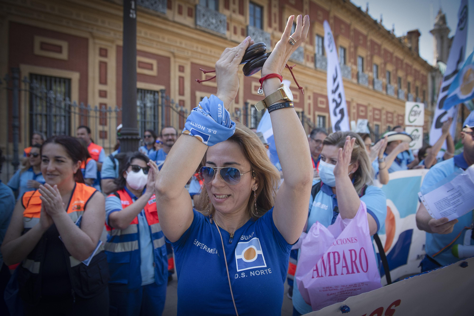 Las imágenes de la protesta de los profesionales de las urgencias y emergencias en Sevilla