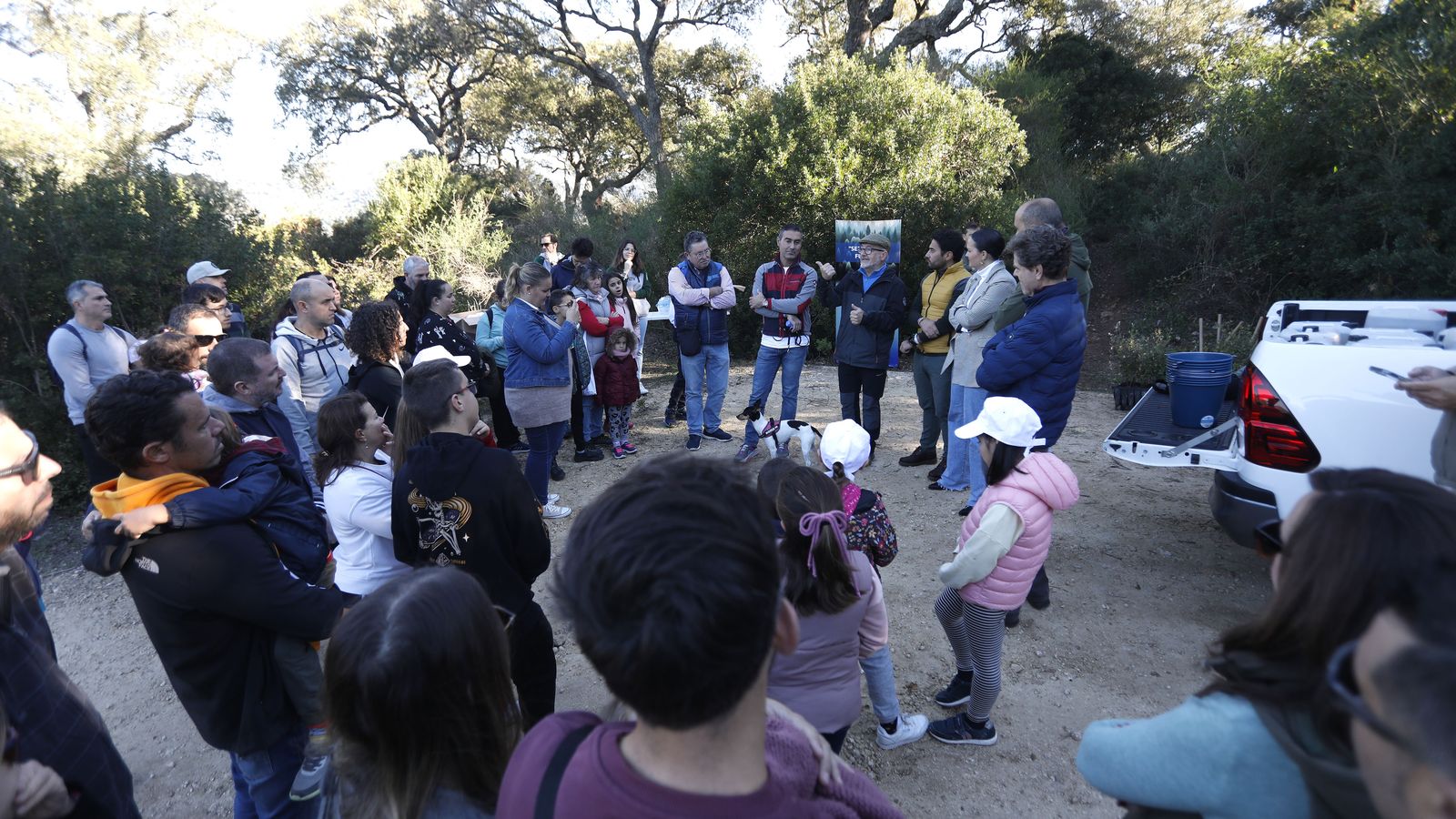 Alfonso Pecino, técnico de Medio Ambiente, explica a los participantes cómo plantar los cepellones.