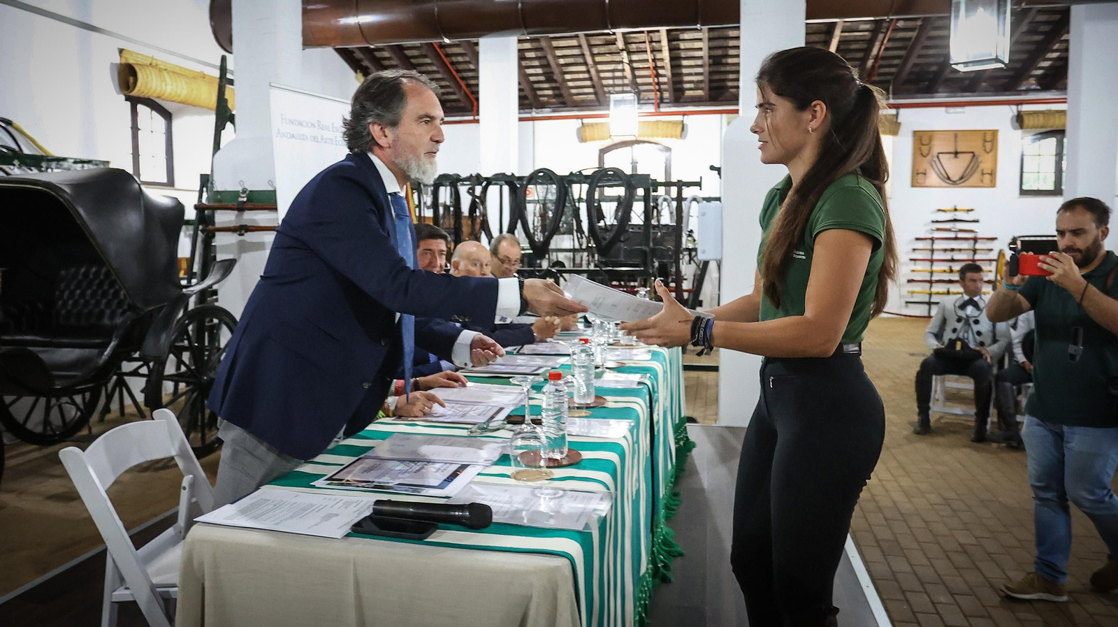 Entrega de notas y diplomas de fin de curso en la Real Escuela Entrega de notas y diplomas de fin de curso en la Real Escuela