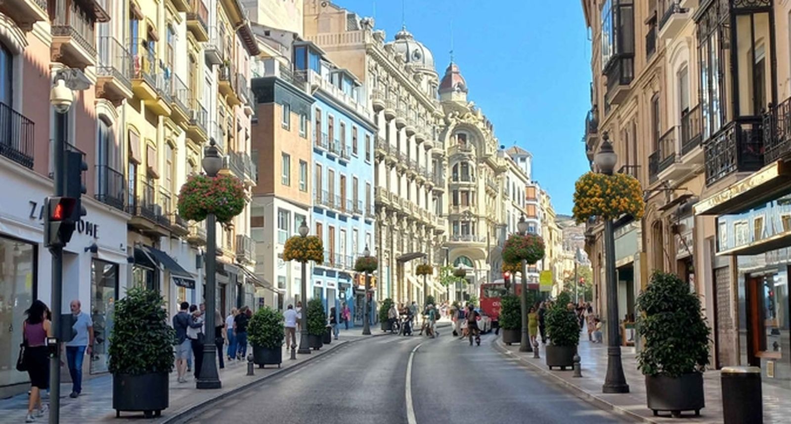 Recreación de los maceteros en Reyes Católicos.