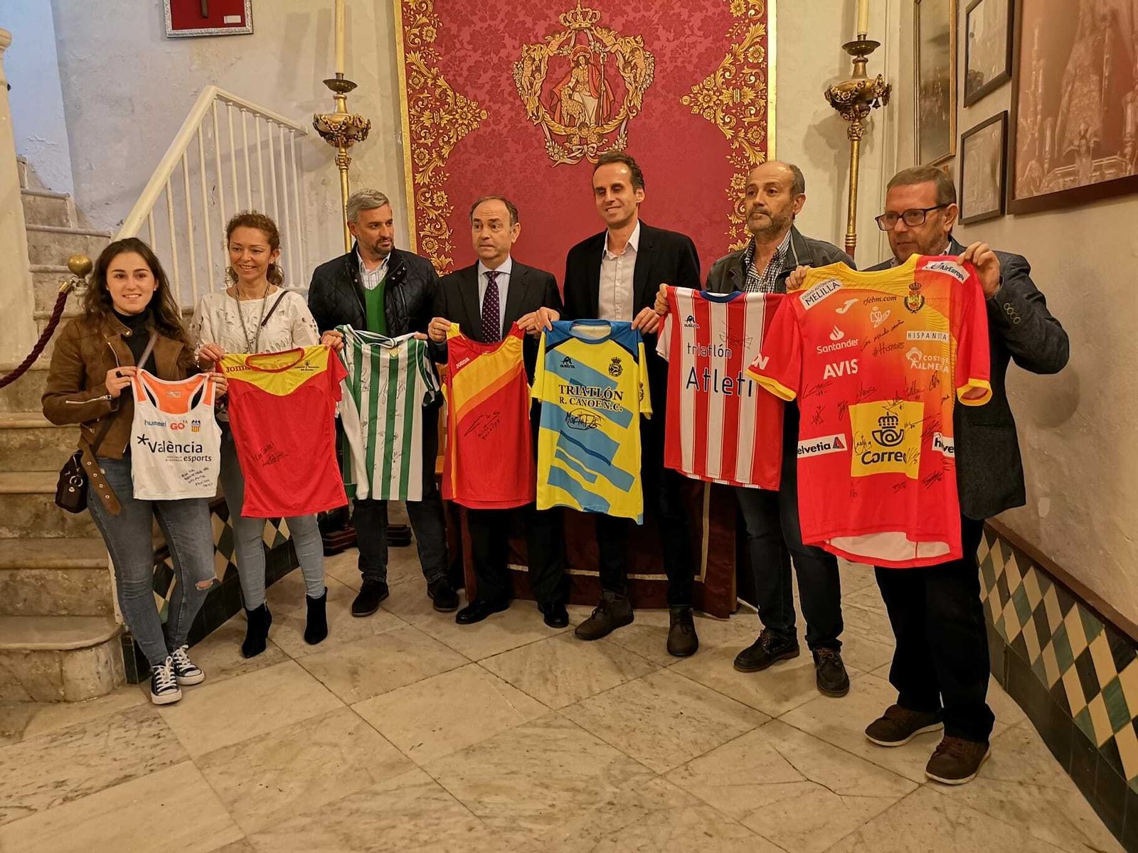 Presentación de la Carrera Solidaria de la Pastora. El concejal Francis Posada y los miembros de la hermandad posan con camisetas donadas por deportistas de renombre.
