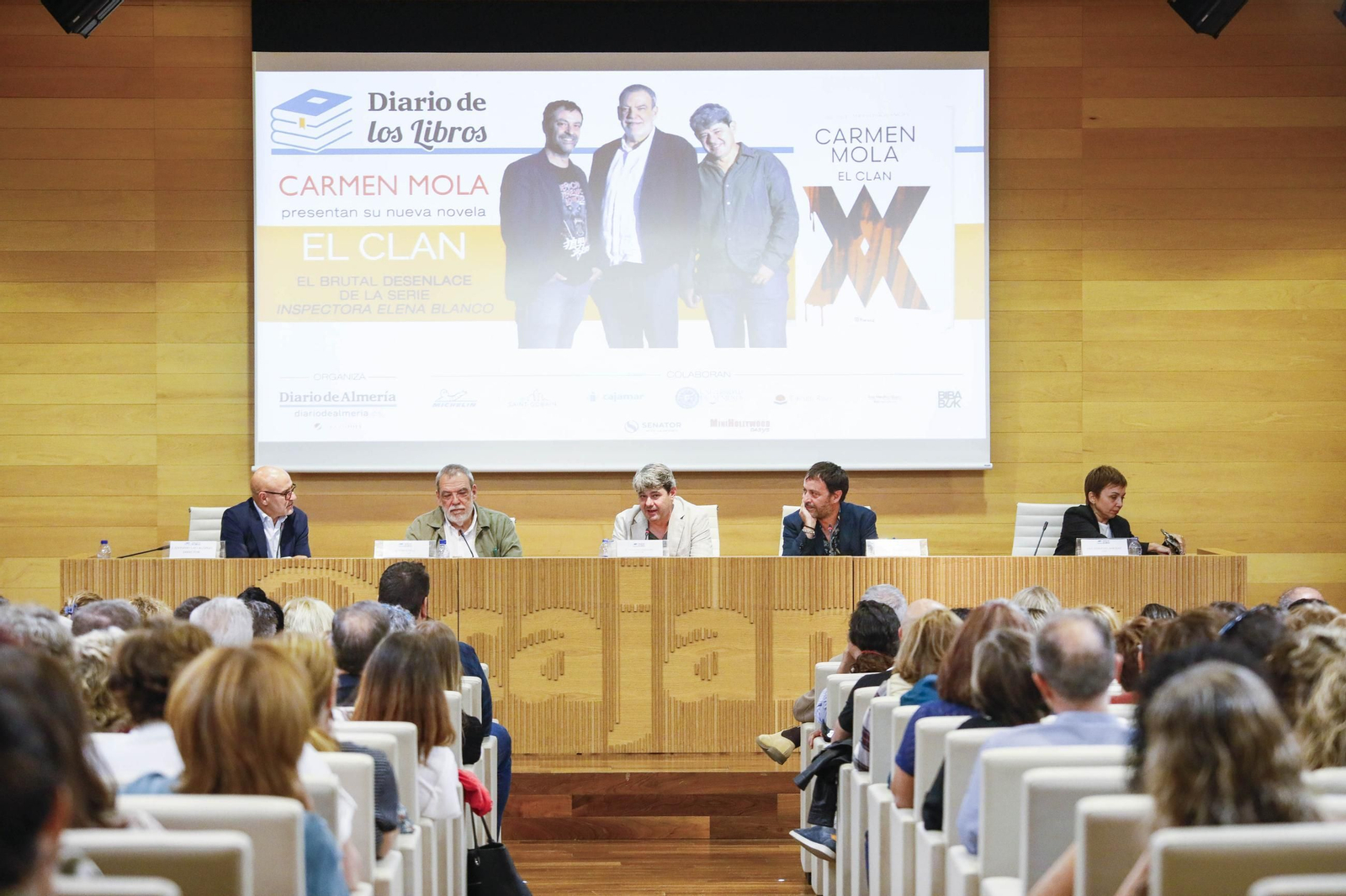 Carmen Mola presenta su libro "El clan" en la Casa de las mariposas de Almería, en imágenes