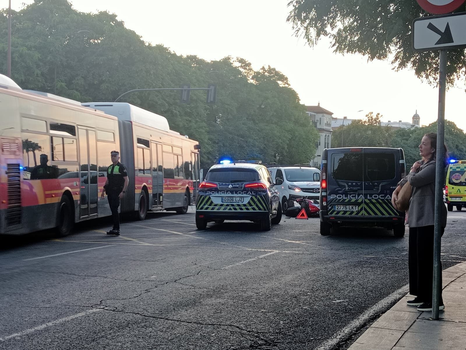 La Policía Local regula el tráfico, con los vehículos implicados en el accidente al fondo.