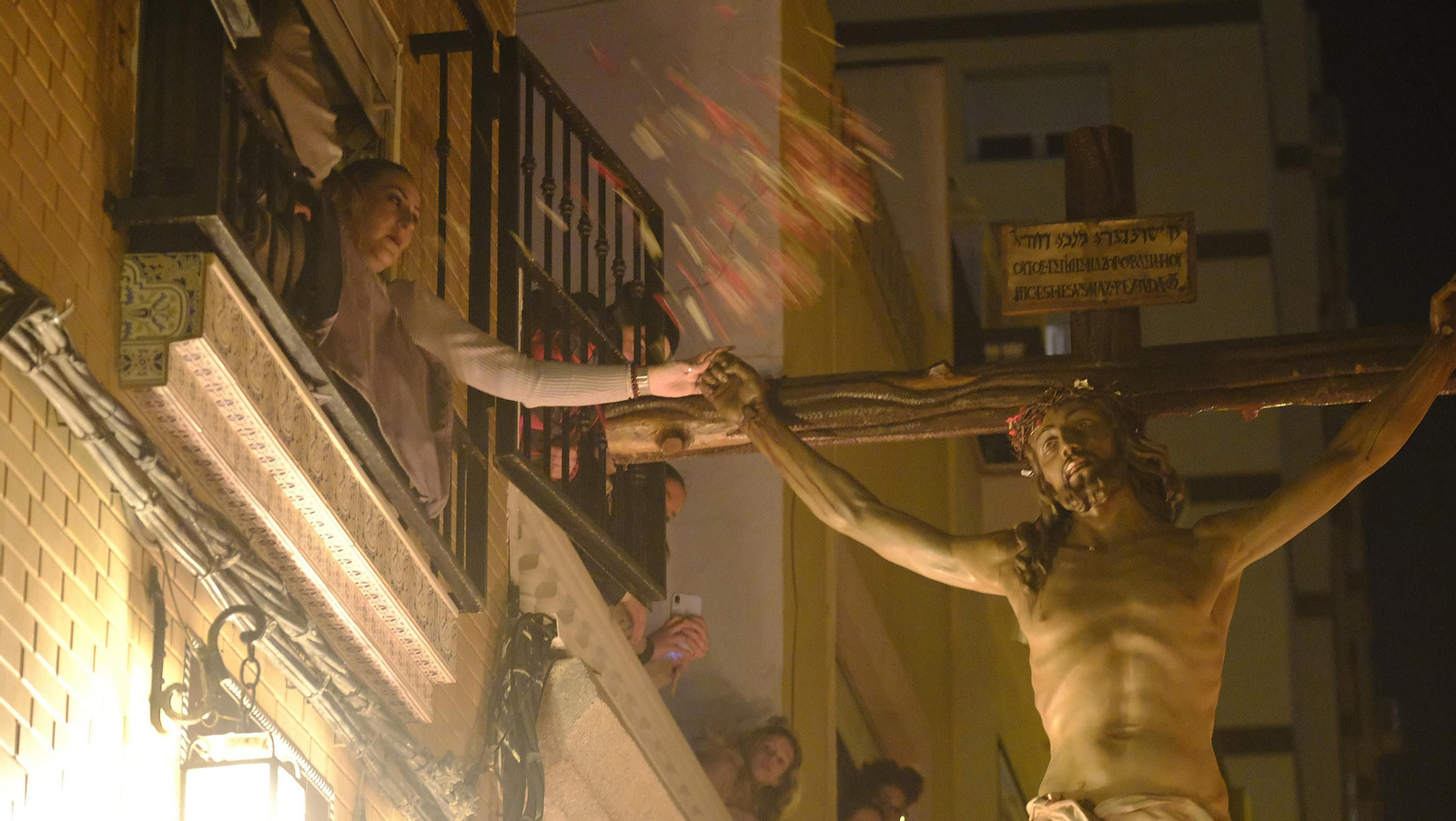 Las mejores imágenes de la Procesión del Perdón, en la noche del Martes Santo en Almería